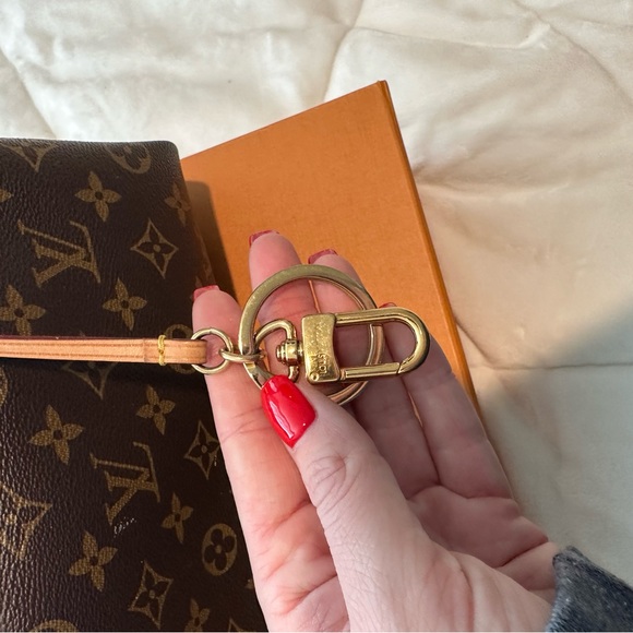 Louis Vuitton Artsy MM Purse - Picture 3 of 7